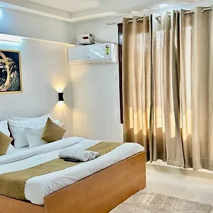 4* Hotel Aura Luxury I Couple Friendly I Near Golf Course Road, Sector 57,